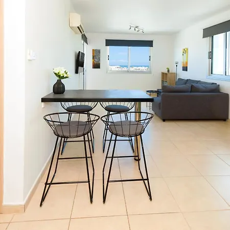 Daire Sea View Apt*spacious Balcony*200m To The Paralimni